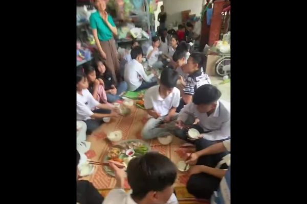Ấm lòng: Vợ chồng làm cơm mời sĩ tử thi vào lớp 10