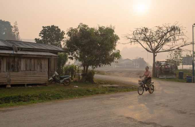 Một người dân đang đạp xe trên đường làng. Ảnh: CNN