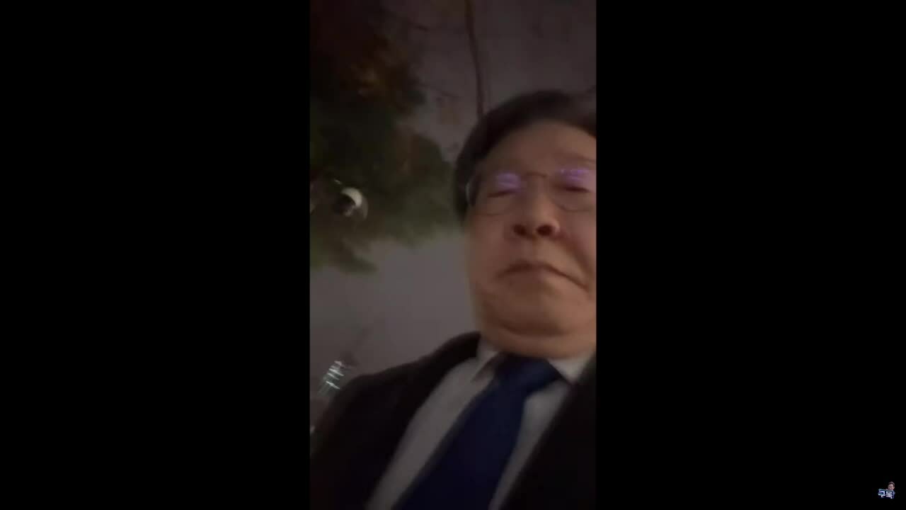 Lãnh đạo đối lập Hàn Quốc livestream trèo tường vào nhà quốc hội