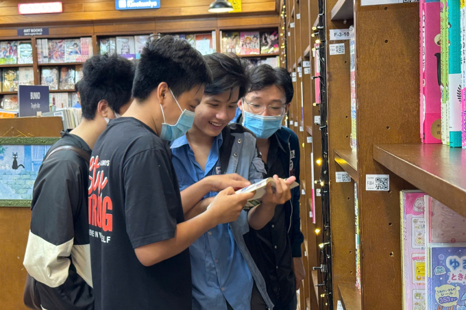 Độc giả trẻ lựa sách ở gian hàng truyện tranh. Ảnh: Đơn vị cung cấp