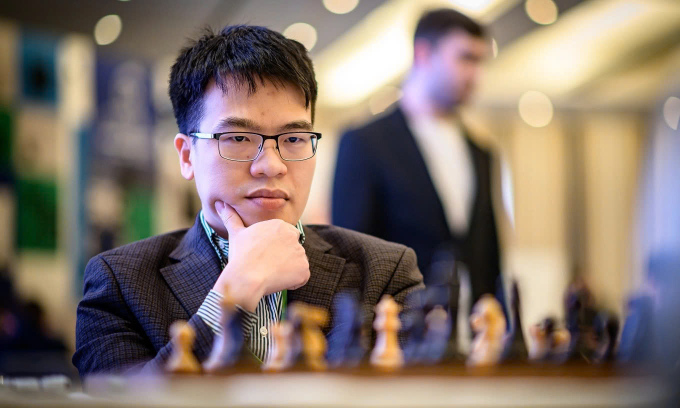 Lê Quang Liêm trong ván một Prague Masters gặp Anish Giri, ở khách sạn Don Giovanni, thành phố Prague, CH Czech ngày 26/2/2025. Ảnh: PCF