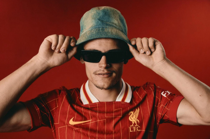 Florian Wirtz tạo dáng chụp ảnh khi ra mắt Liverpool ngày 20/6. Ảnh: Liverpool FC