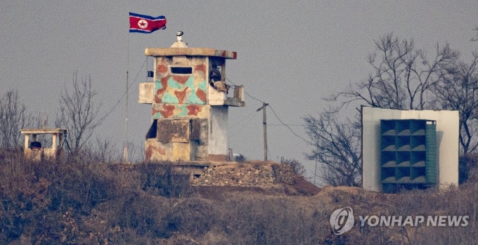 Loa phóng thanh (góc bên phải) đặt cạnh đồn gác ở biên giới Triều Tiên ngày 16/2. Ảnh: Yonhap