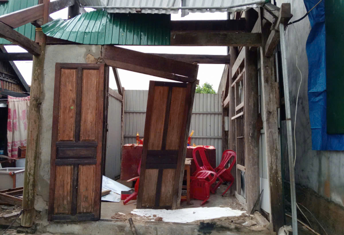 Đồ đạc bên trong một ngôi nhà bị hư hỏng do bị tấm tôn, viên ngói đè lên. Ảnh: Hùng Lê