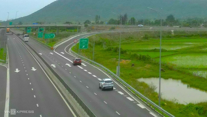 Hai xe chuyển làn để ra quốc lộ 28 đi Lâm Đồng, sáng 11/6. Ảnh: Việt Quốc