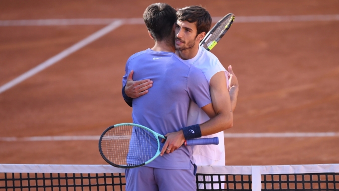 Musetti (trắng) ôm chúc mừng Alcaraz sau trận bán kết Rome Masters ở Italy hồi tháng 5/2025. Ảnh: ATP