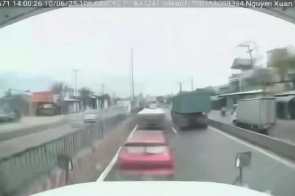 Tai nạn kinh hoàng: Xe con bị nghiền nát giữa 3 xe lớn