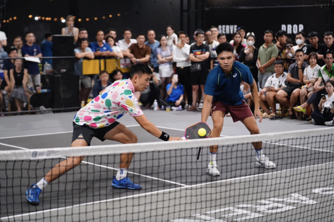 Lý Hoàng Nam (trái) và Trịnh Linh Giang (phải) thi đấu pickleball đôi nam vào tháng 3/2025. Ảnh: Facebook/Hoàng Nam Lý