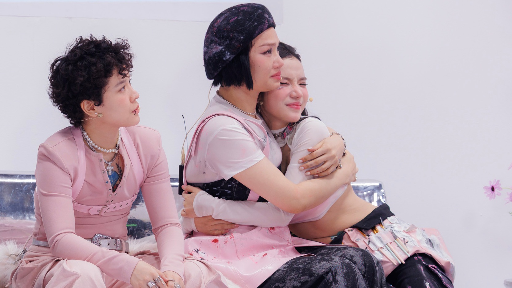 Các gương mặt bị loại khỏi show "Em xinh say hi"