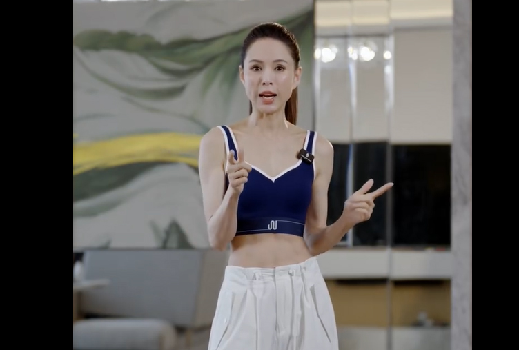 Lý Nhược Đồng luyện bài tập cho vùng lưng