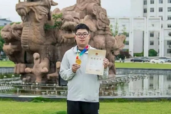 Thần đồng 17 tuổi đánh bại kỳ thủ số một cờ tướng