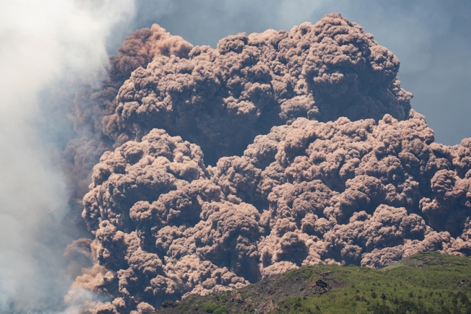 Mây bụi tràn xuống sườn núi lửa Etna vào trưa 2/6. Ảnh: Reuters