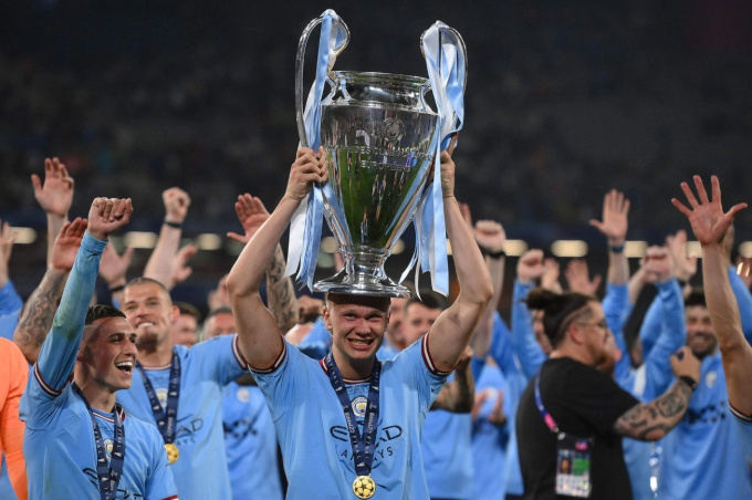 Erling Haaland nâng Champions League sau khi cùng Man City thắng Inter Milan 1-0 ở chung kết tại Thổ Nhĩ Kỳ ngày 10/6/2023. Ảnh: AFP