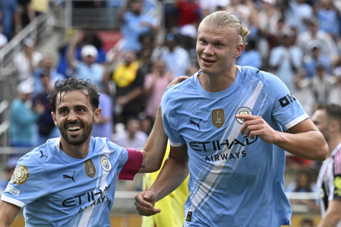 Erling Haaland (phải) mừng bàn nâng tỷ số lên 3-1. Ảnh: AP