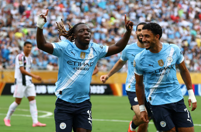 Jeremy Doku (trái) mừng bàn mở tỷ số trong trận Man City thắng Juventus 5-2 ở lượt cuối bảng G FIFA Club World Cup 2025 trên sân Camping World, Orlando, Mỹ ngày 26/6. Ảnh: Reuters