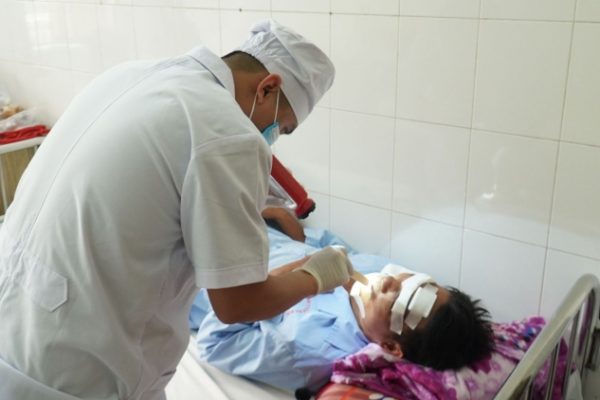 Va chạm máy bay phun thuốc: Người đi xe máy bị thương nặng