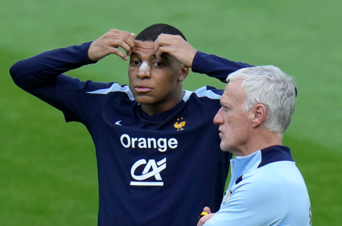 HLV Didier Deschamps (phải) và tiền đạo Kylian Mbappe trong buổi tập của tuyển Pháp khi dự Euro 2024. Ảnh: AP