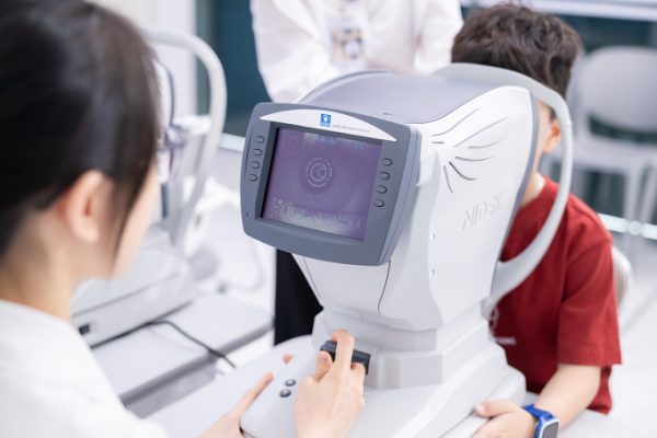 Cận thị ở trẻ em: Xu hướng ngày càng sớm và nghiêm trọng