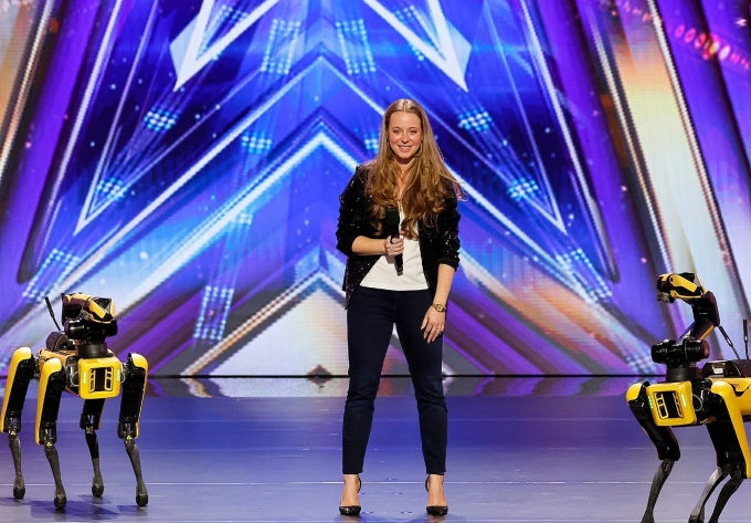 Merry trên sân khấu Americas Got Talent. Theo LinkedIn, cô hiện là Giám đốc sản phẩm Spot của Boston Dynamics. Ảnh: Instagram/ Boston Dynamics