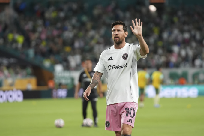 Lionel Messi vẫy tay chào người hâm mộ trong lúc khởi động, trước trận Inter Miami gặp Palmeiras tại Miami Gardens, Mỹ ngày 23/6/2025. Ảnh: AP