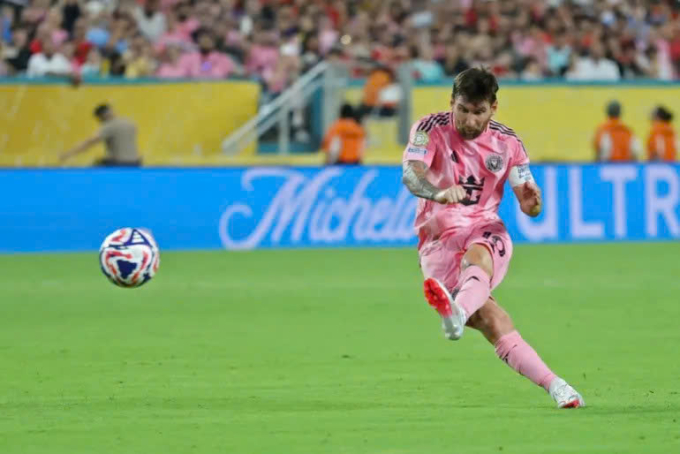 Cú sút phạt của Messi ở phút 64. Ảnh: Reuters