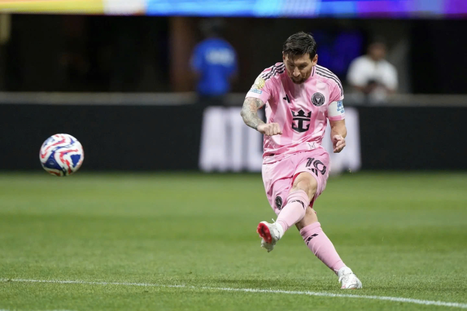 Cú sút phạt hàng rào thành bàn của Messi. Ảnh: AP