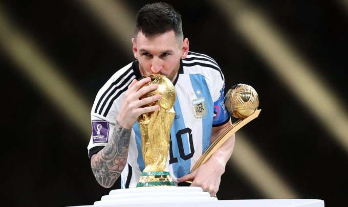 Messi hôn Cup vàng FIFA sau khi nhận Quả Bóng Vàng World Cup 2022 trên sân Lusai ngày 18/12/2022. Ảnh: AFP