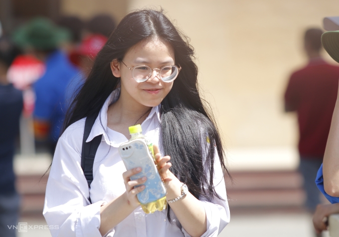 Thí sinh sau khi hoàn thành bài thi môn Ngữ văn vào lớp 10 trường THPT chuyên Khoa học Tự nhiên, ngày 1/6. Ảnh: Thanh Hằng