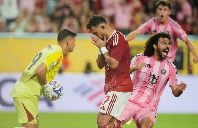 Trezeguet (áo đỏ) thất vọng sau khi lỡ phạt đền. Ảnh: AP
