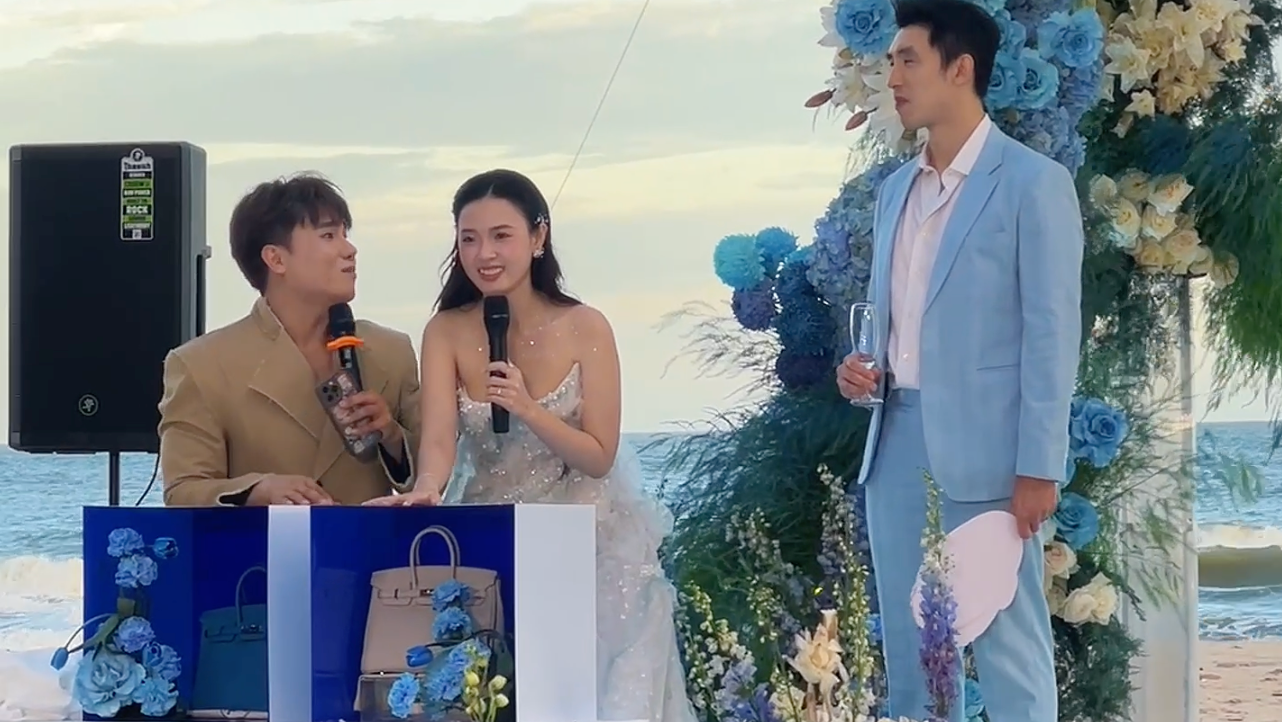 Midu bất ngờ khi nhận quà của chồng tại tiệc kỷ niệm ngày cưới