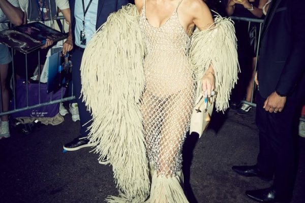 Miley Cyrus: Bí quyết siết dáng thon gọn