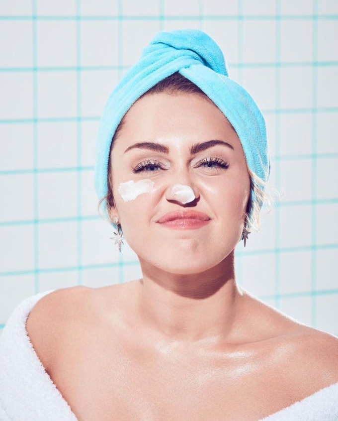 Miley Cyrus có làn da khỏe mạnh nhờ chăm sóc hàng ngày. Ảnh: Grazia