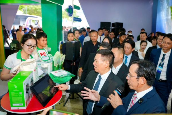 FE Credit: Ứng dụng tài chính đa nhiệm tại Ngày không tiền mặt 2025