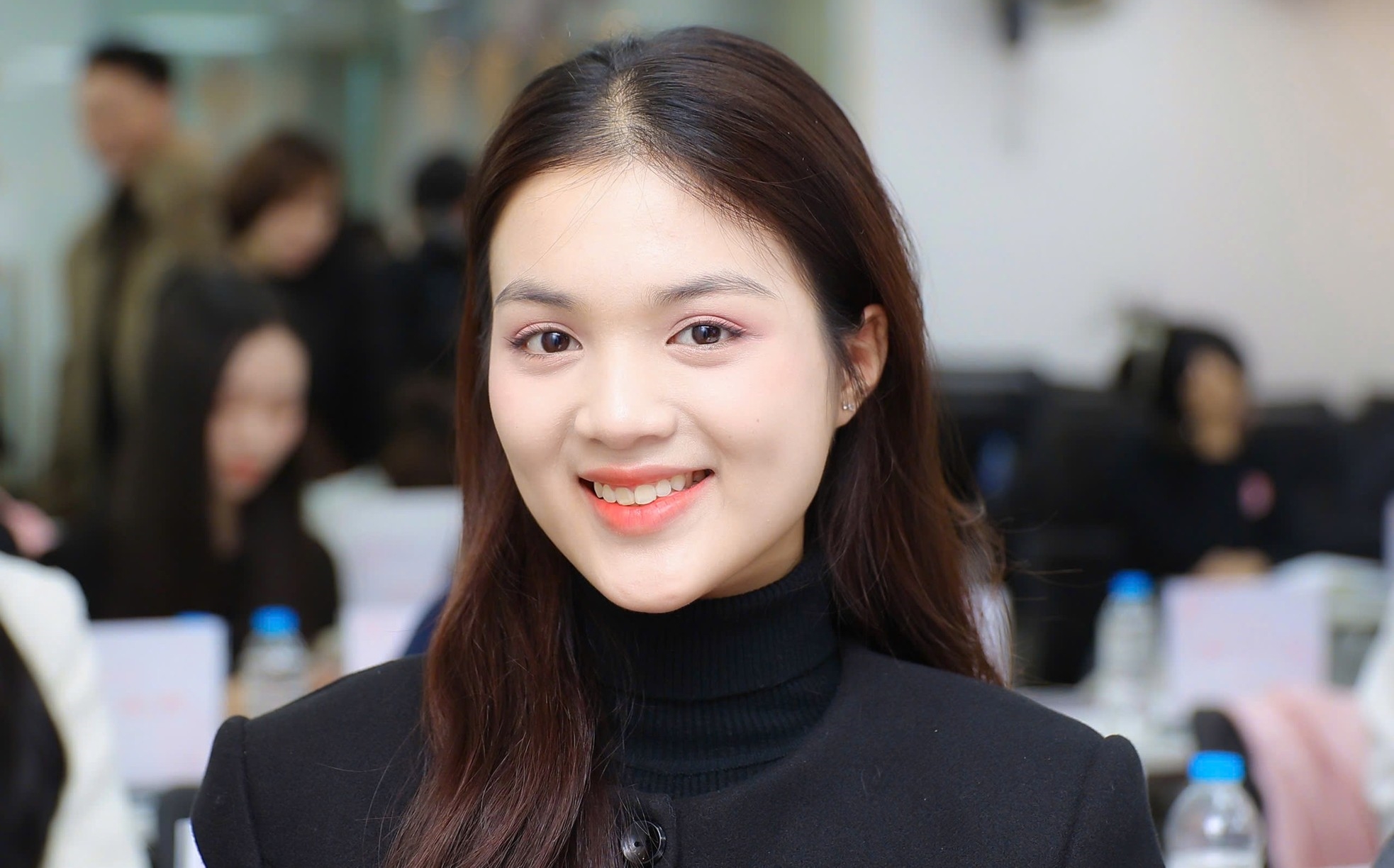 Minh Thu chuẩn bị cho một hoạt động tại cuộc thi