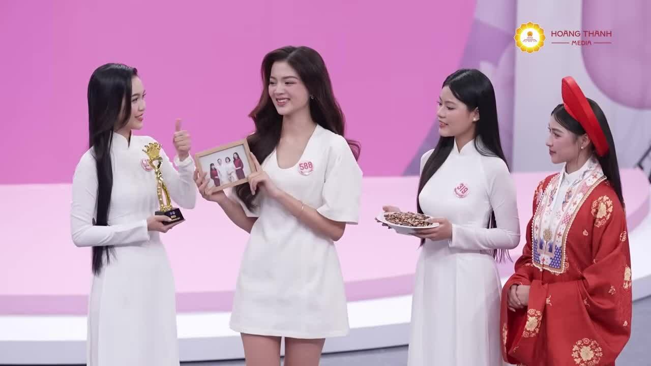 Minh Thu xúc động nói về gia đình tại Hoa hậu Việt Nam