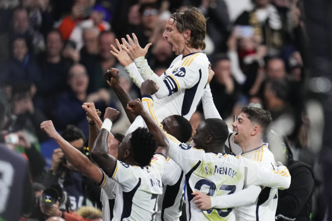 Luka Modric mừng bàn trong trận Real gặp Sevilla trên sân Bernabeu ở Madrid, Tây Ban Nha ngày 25/2/2024. Ảnh: AP