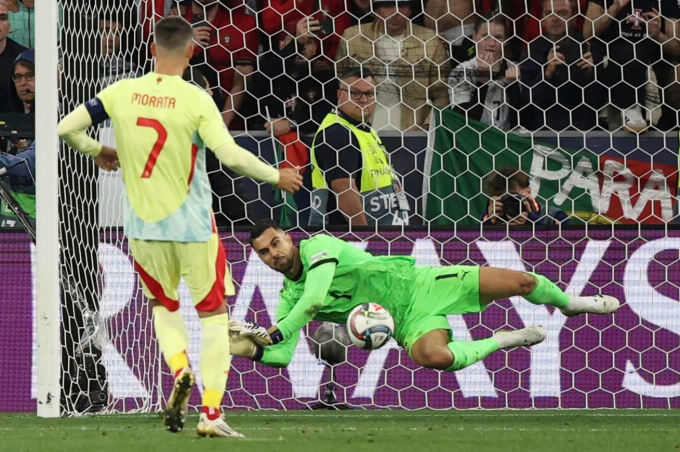 Alvaro Morata đá luân lưu bị thủ thành Diogo Costa cản, khiến Tây Ban Nha thua Bồ Đào Nha ở chung kết Nations League ngày 8/6. Ảnh: AP