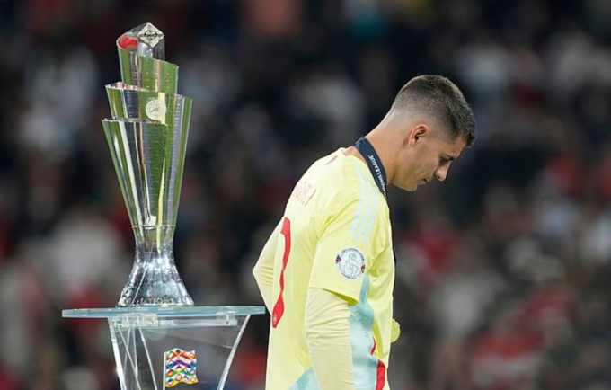 Alvaro Morata đi lượt qua danh hiệu Nations League. Ảnh: AP