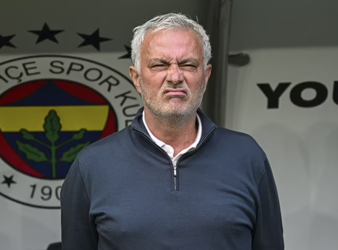 HLV Jose Mourinho phản ứng trong trận Fenerbahce thắng Konyaspor 2-1 trên sân Sukru Saracoglu ở vòng 36 giải VĐQG Thổ Nhĩ Kỳ. Ảnh: Anadolu