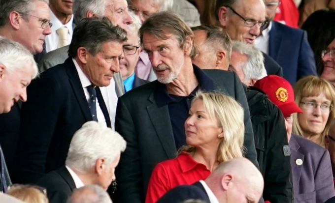 Ratcliffe (giữa) đến sân Old Trafford xem trận Man Utd - Arsenal hồi tháng 5/2024. Ảnh: AP