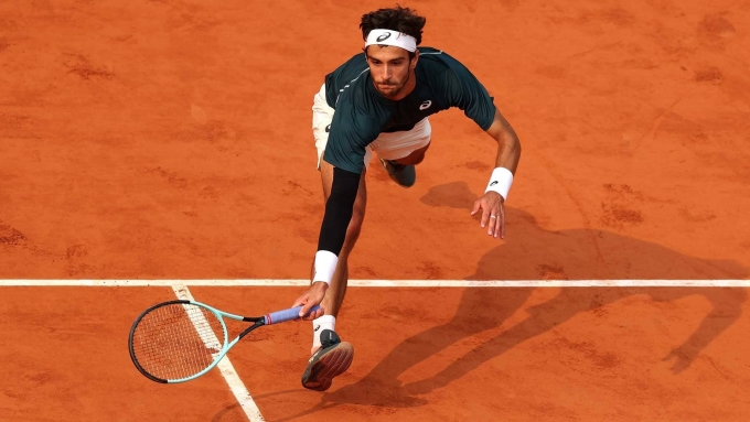 Musetti cứu bóng ở tứ kết Roland Garros trên sân Philippe Chatrier, Paris, Pháp hôm 3/6. Ảnh:ATP
