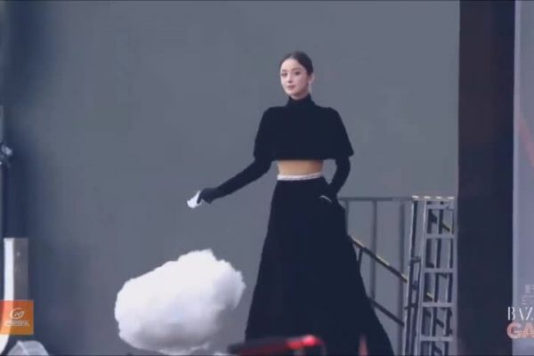 Mỹ nữ Tân Cương hóa thân ‘nữ thần mây trắng’ quyến rũ