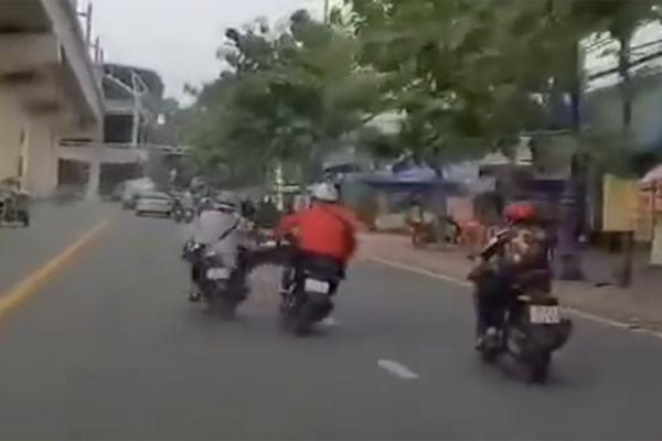 Mâu thuẫn giao thông: Đạp ngã xe máy gây phẫn nộ