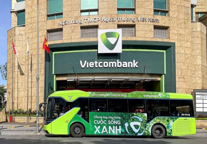 Vietcombank triển khai xe buýt điện VinBus để đưa đón cán bộ nhân viên. Ảnh: Vietcombank