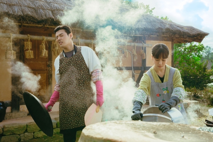 Tạo hình của Kang Ha Neul và Go Min Si trong Mỹ vị yêu đương. Ảnh: Genie TV