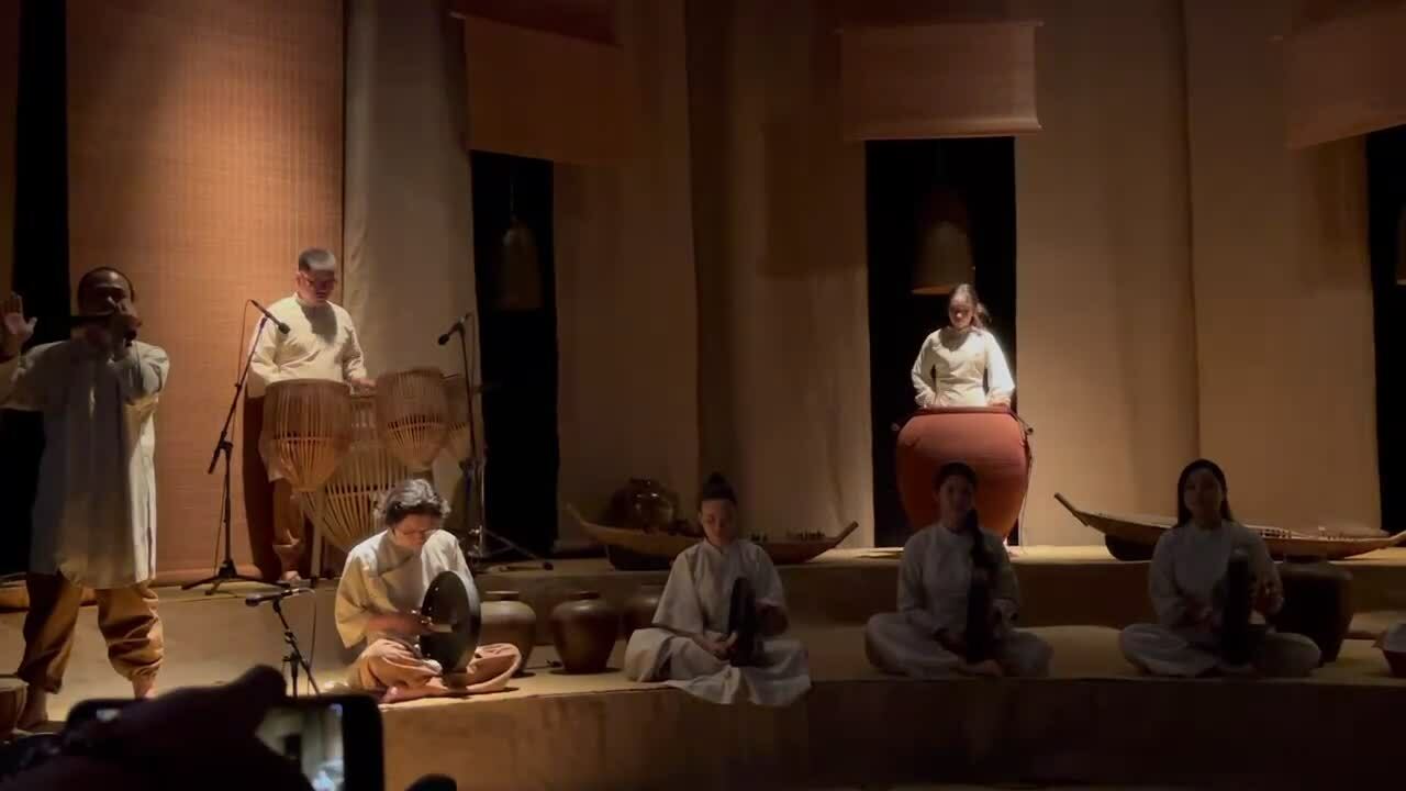 Nghệ sĩ chơi nhạc cụ từ gốm