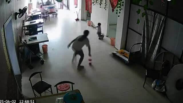 Người chị 11 tuổi cứu em gái khỏi xe điện mất lái