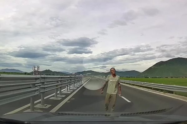 Cao tốc Vân Phong – Nha Trang: Người đàn ông chặn xe bằng đá
