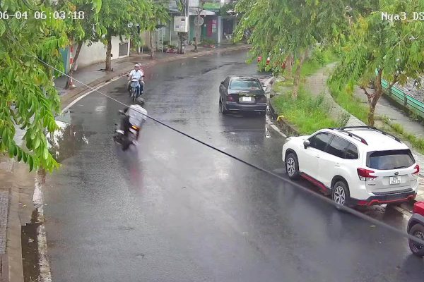 Tai nạn môtô: Nam thanh niên nước ngoài tử vong do đâm sập tường