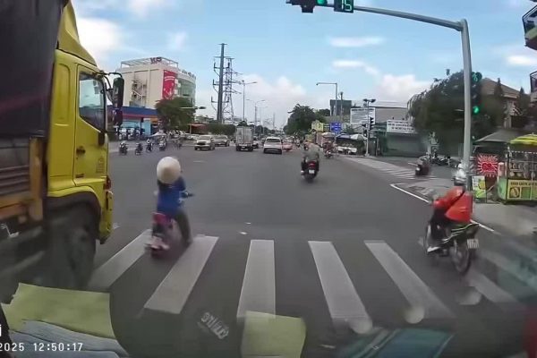 Người phụ nữ lái ẩu tạt đầu 2 ôtô gây phẫn nộ